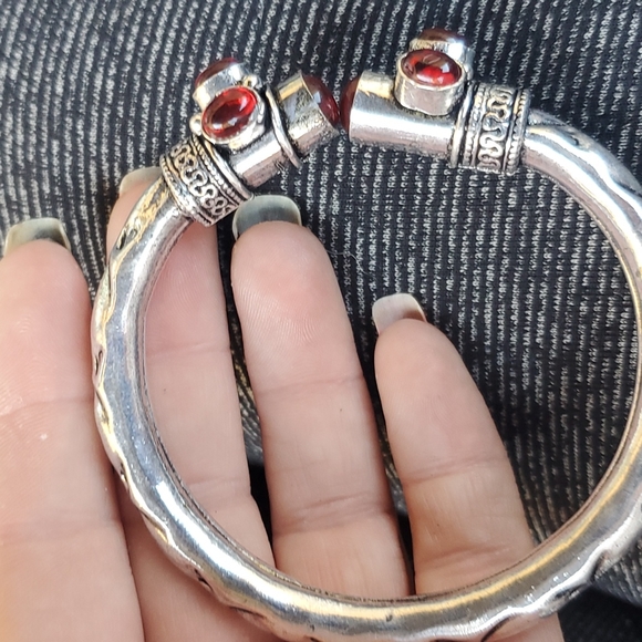 New Mozambique Garnet Silver Cuff Bracelet. - Picture 2 of 7